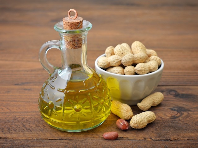 Vorsicht bei Erdnussölen in Kosmetika - Ernussöl in Karaffe 